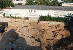 ΑΝΑΣΚΑΦΙΚΗ ΕΡΕΥΝΑ ΣΕ ΠΕΡΙΟΧΗ ΤΑΦΙΚΩΝ ΕΥΡΗΜΑΤΩΝ ΣΕ ΟΙΚΟΠΕΔΟ ΙΔΙΟΚΤΗΣΙΑΣ ΤΗΣ ΑΣΚΤ ΠΕΙΡΑΙΩΣ 256